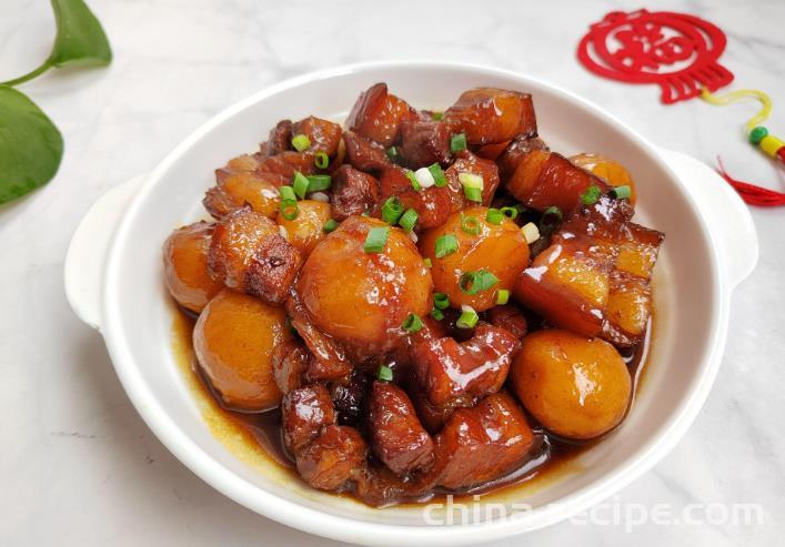 The method of cooking small potatoes with pork