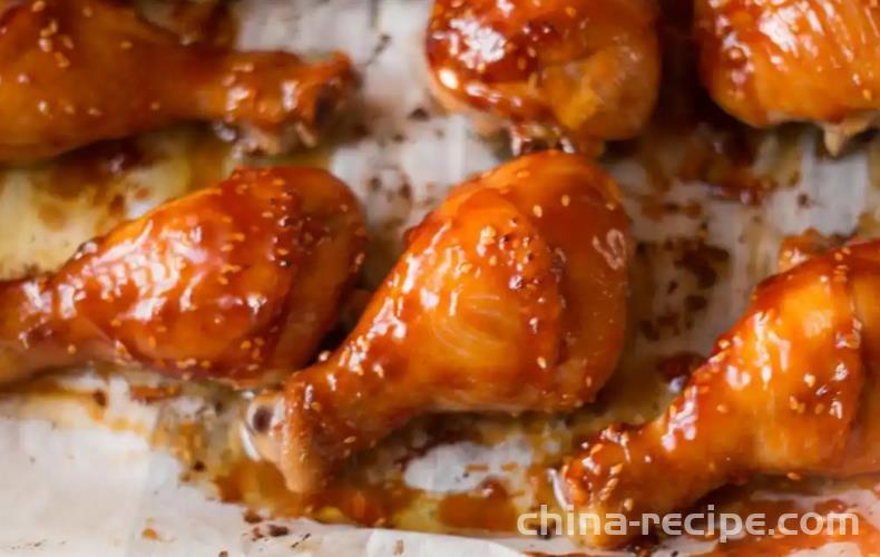 The recipe for grilling chicken legs with Korean style spicy sauce