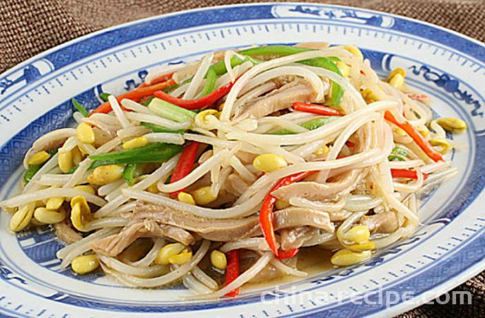 The method of stir frying green bean sprouts with beef tripe