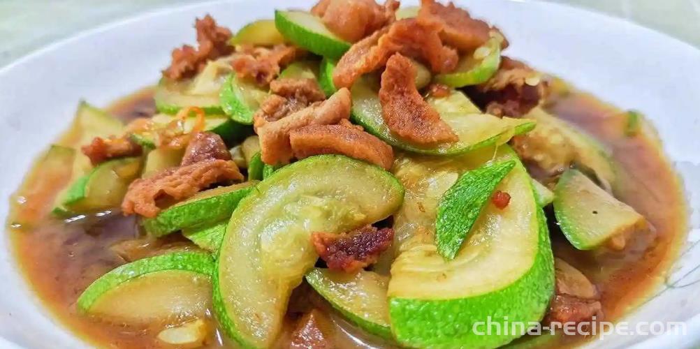 The method of stir frying zucchini with home cooked meat