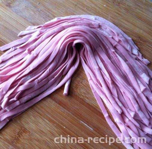 Method of hand rolling dragon fruit noodles