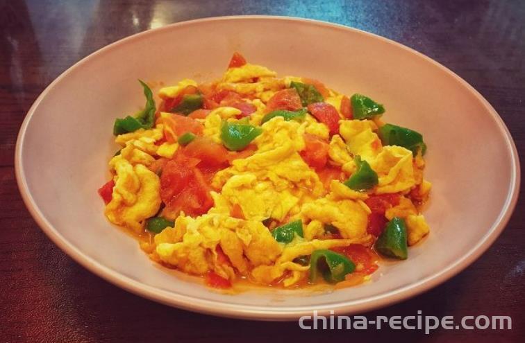 The recipe for stir frying eggs with tomatoes and chili peppers