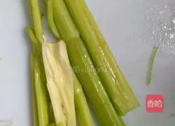 芹菜炒腊肠的做法图解1