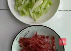 芹菜炒腊肠的做法图解3