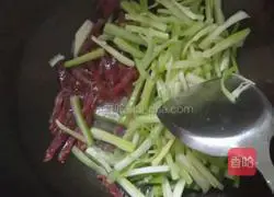 芹菜炒腊肠的做法图解6