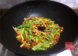 豇豆香干炒肉丝的做法图解12