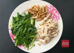 韭菜豆干炒鸡肉的做法图解2