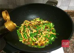 韭菜豆干炒鸡肉的做法图解10