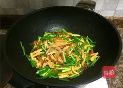 韭菜豆干炒鸡肉的做法图解9