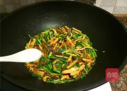 韭菜豆干炒鸡肉的做法图解11