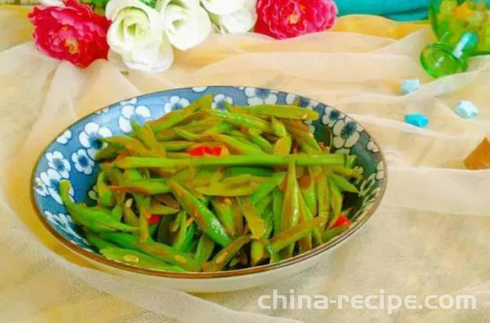 The method of stir frying green beans with spicy sauce