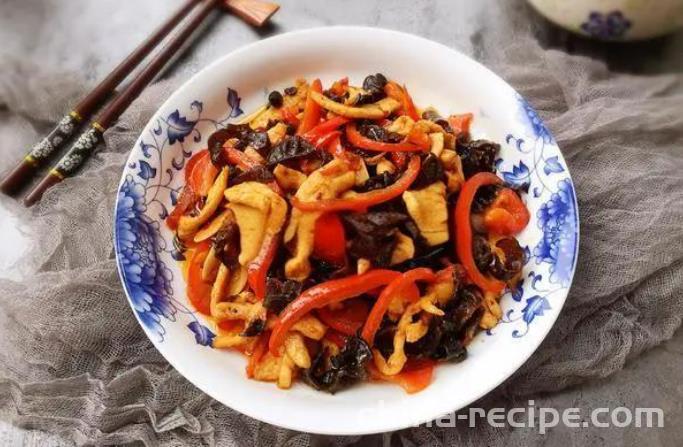 The method of stir frying chicken shreds with red pepper and fungus