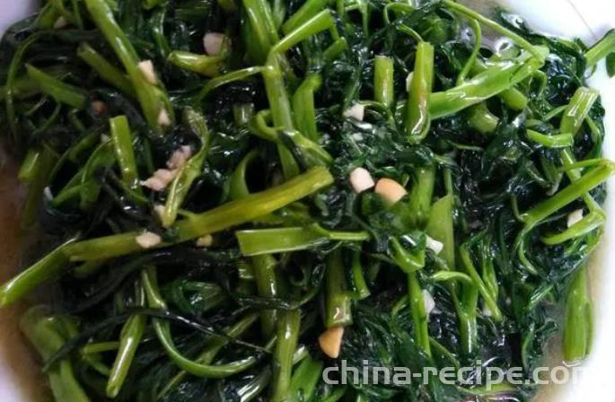 The recipe for stir frying water spinach with Puning bean sauce