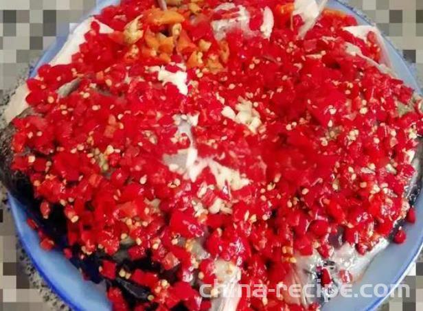 The method of chopping pepper carp