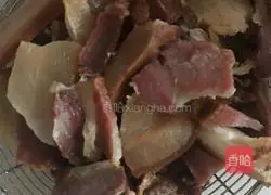 腊肉炒蕨粑的做法图解1