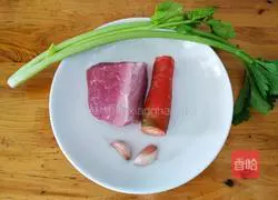 芹菜胡萝卜炒肉丁的做法图解1