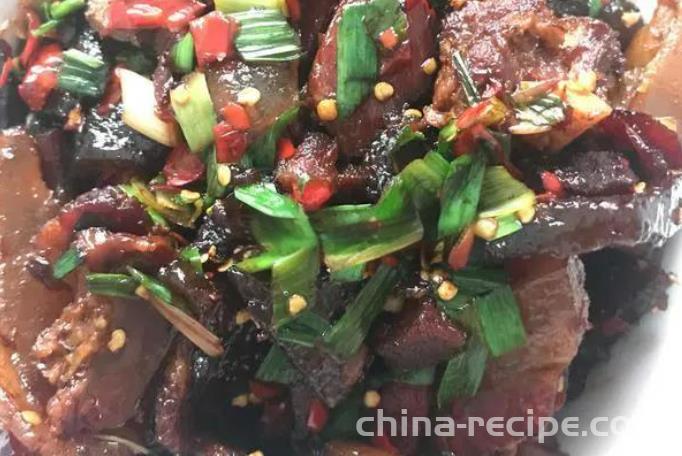 The method of stir frying fern cake with preserved meat