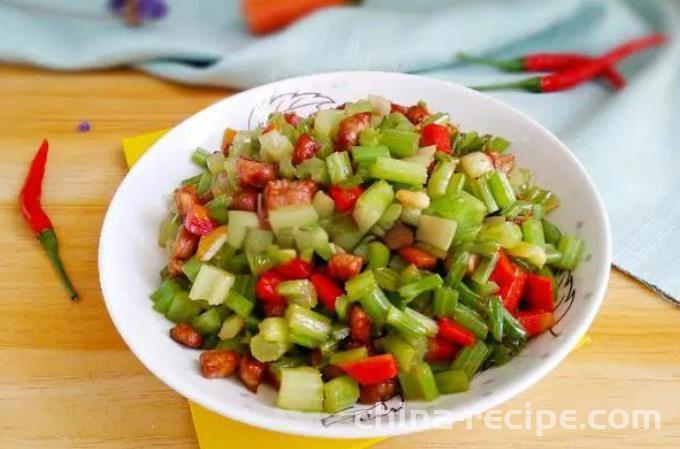 The method of stir frying diced meat with celery and carrots