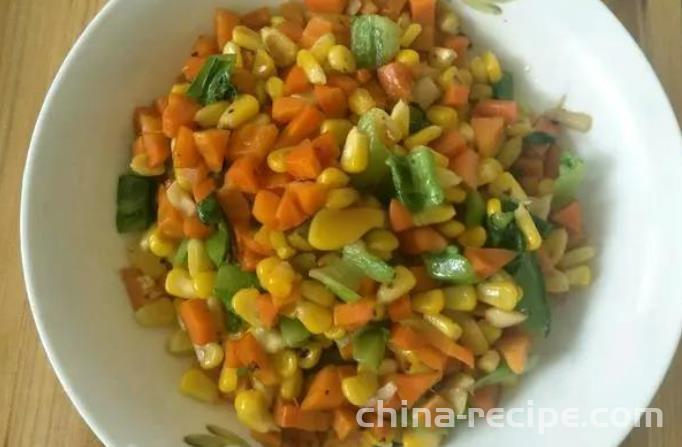 The method of stir frying corn with carrot lettuce