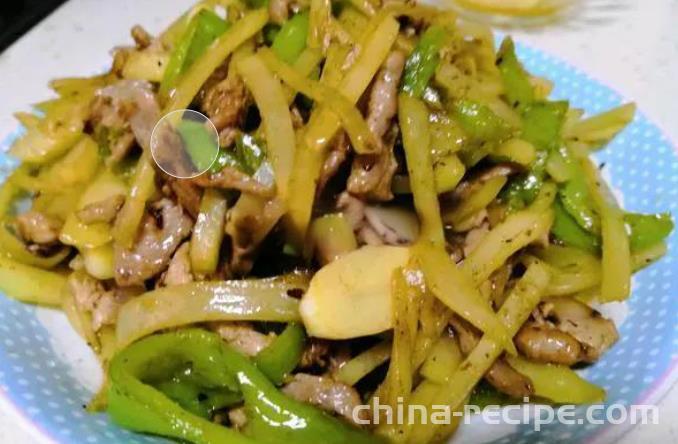 The method of stir frying meat with potatoes and green peppers