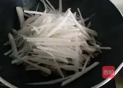 简单小炒萝卜丝芹菜肉片的做法图解4