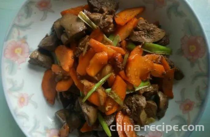 The recipe for stir frying chicken liver with carrots