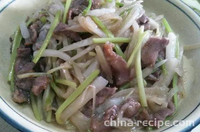 A simple method for stir frying shredded radish, celery, and sliced meat