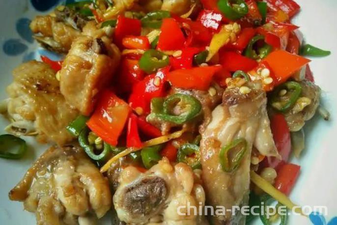 The recipe for stir frying green and red peppers with chicken wings