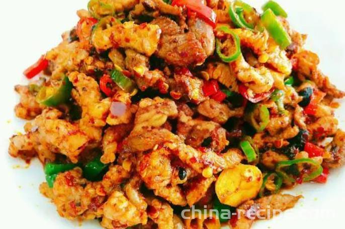 The method of stir frying meat with bean drum and chili pepper