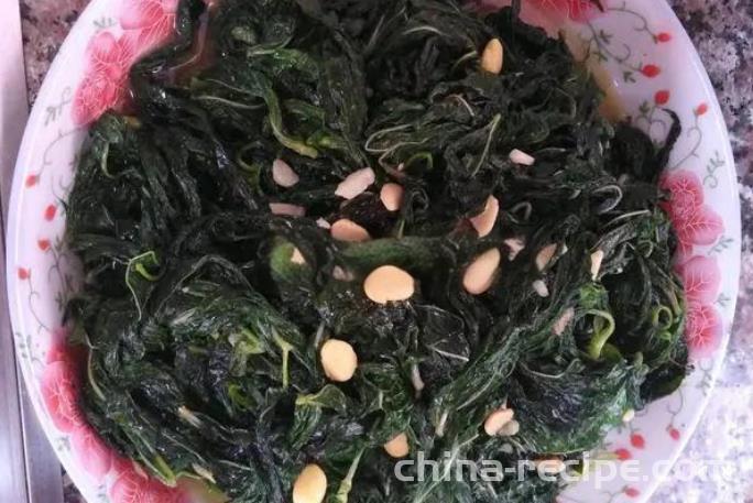 The method of stir frying sesame leaves with Puning bean sauce