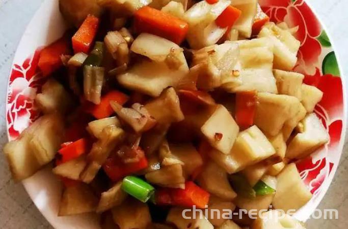 The method of making sour and spicy lotus root cubes