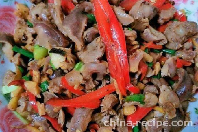 The method of stir frying duck kidney with chili pepper