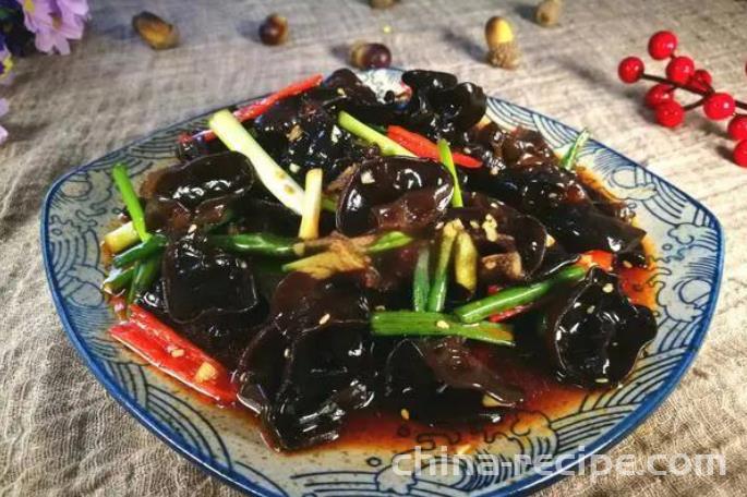 The method of mixing scallions with black fungus