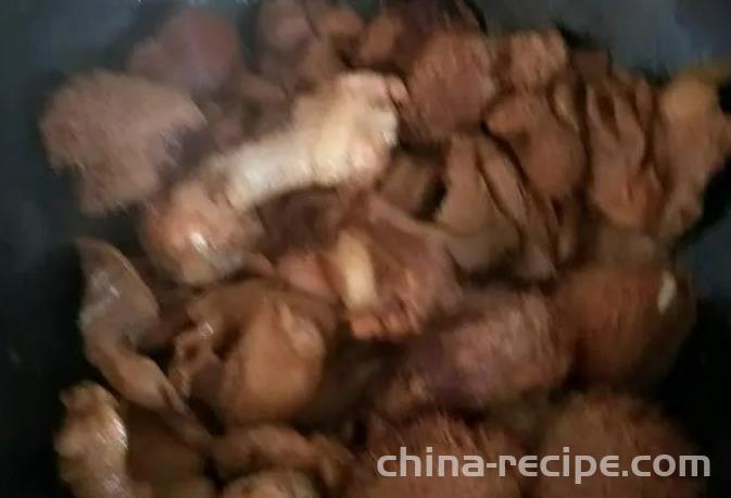 The method of stewing chicken bladder roots with mushrooms