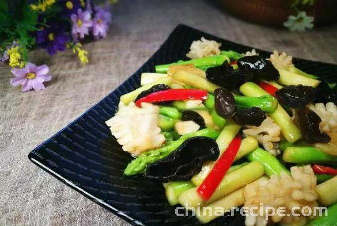 The method of stir frying asparagus with squid flowers