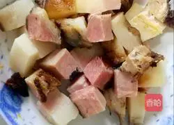 腊肉烧土豆的做法图解1