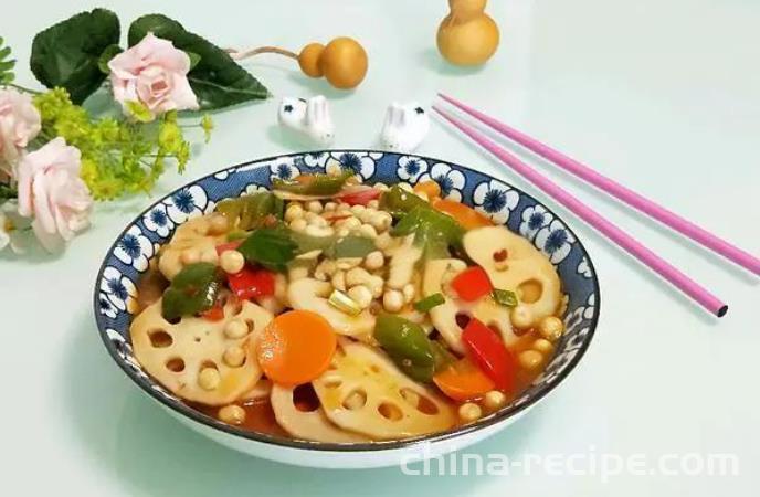 The method of stir frying lotus root slices with chicken rice head