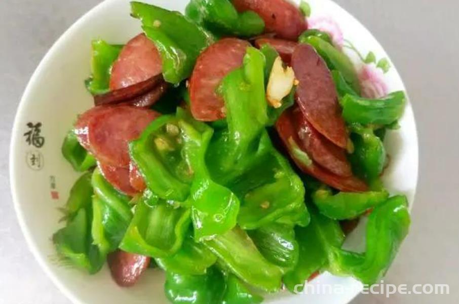 The method of stir frying sausage with green pepper