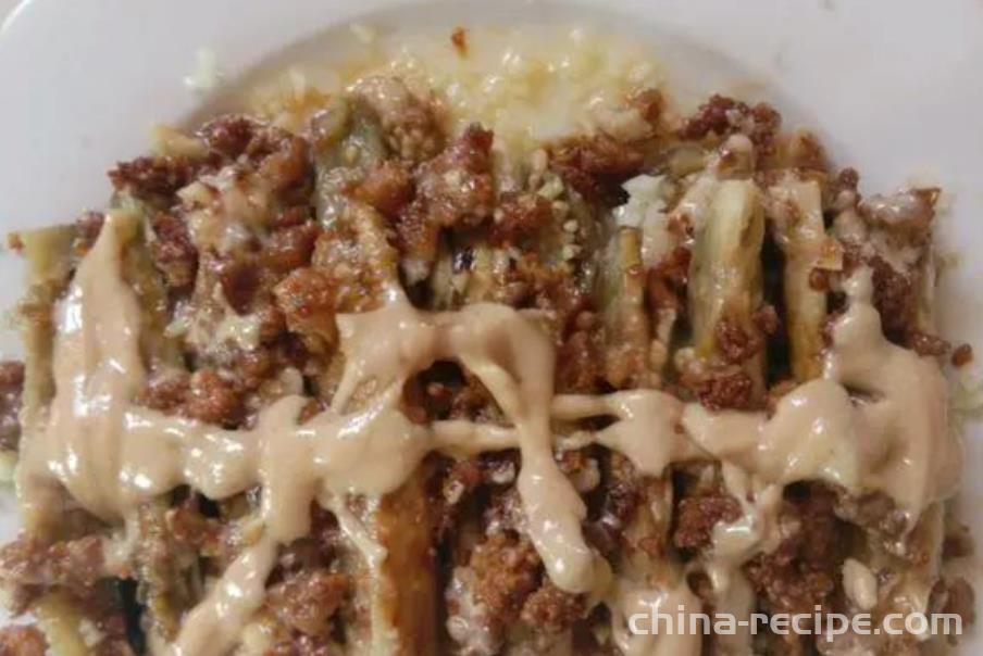 Method of making eggplant with peanut sauce and minced meat