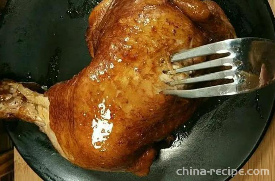 The method of braising chicken legs in an electric rice cooker