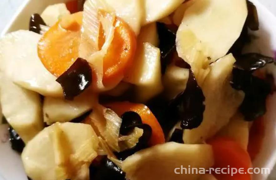 The method of stir frying Chinese yam with black fungus