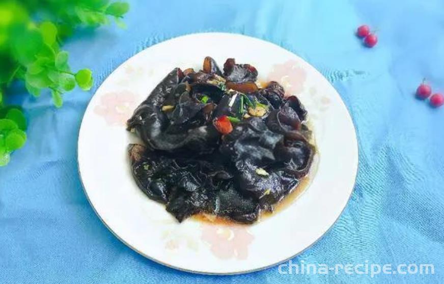 The method of making scallions, garlic paste, and black fungus