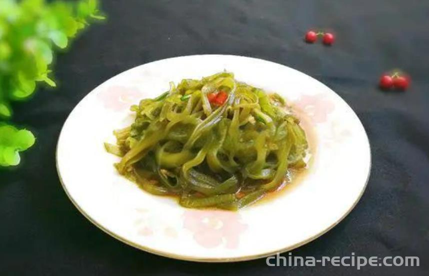 The method of cold mixing scallions with seaweed