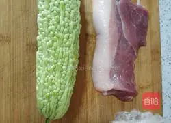 猪肉豆腐酿苦瓜的做法图解1