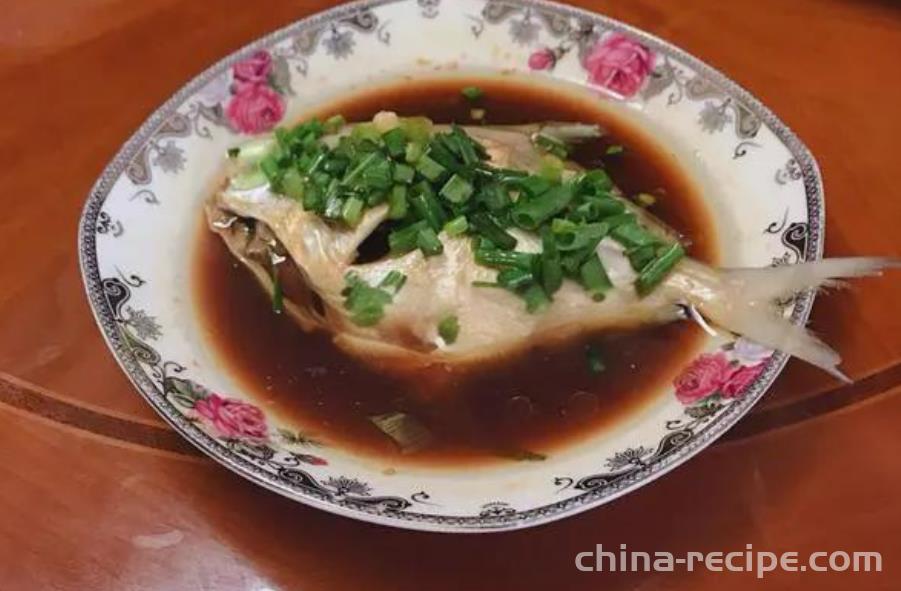 The recipe for scallion oil pomfret