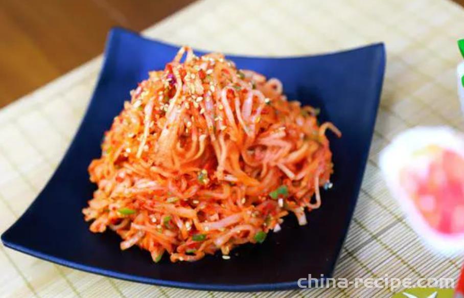 The method of mixing Korean style spicy radish shreds