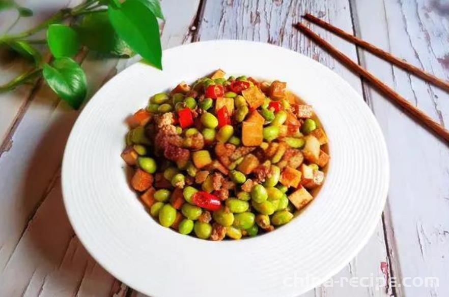 The method of stir frying minced meat and edamame until fragrant and dried