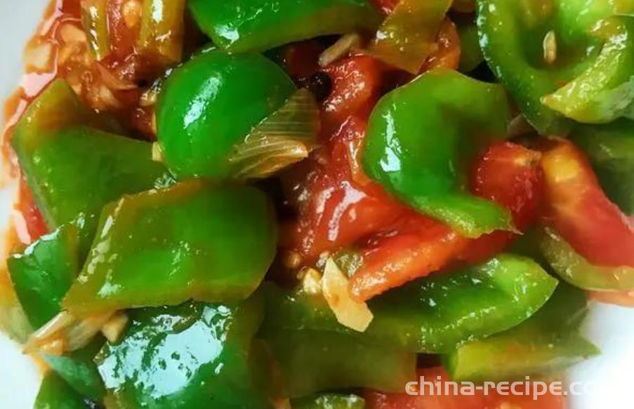 The recipe for stir frying tomatoes with chili peppers as a home cooked dish