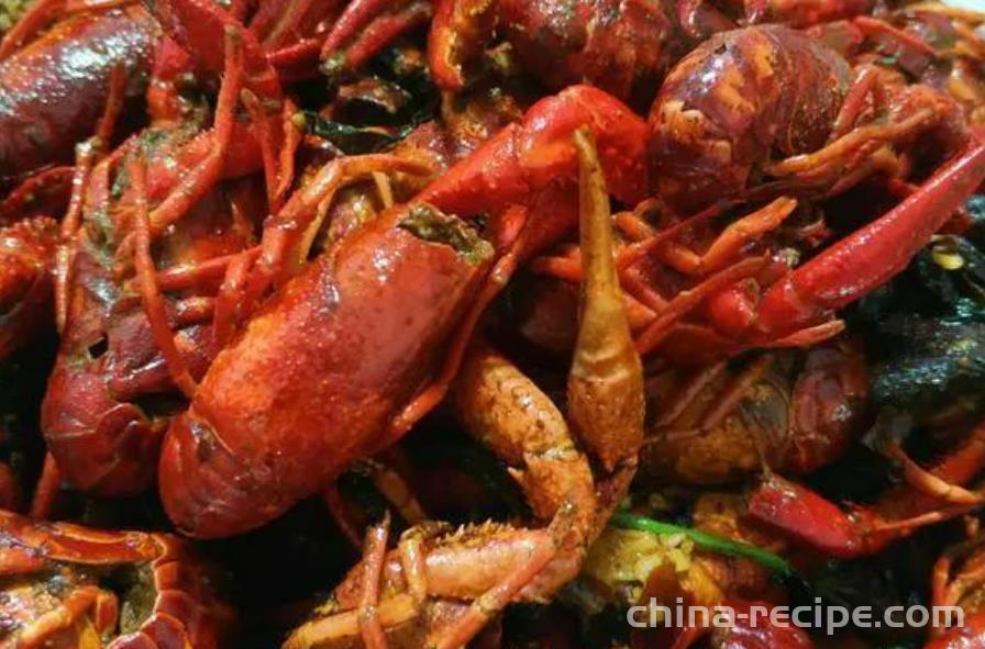 The method of frying crayfish with oil