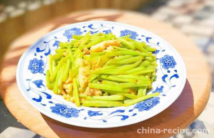 The method of stir frying eggs with fragrant Artemisia annua